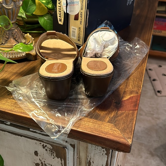 Leather slip on 2 inch heels 8 M NWOT - Picture 3 of 8